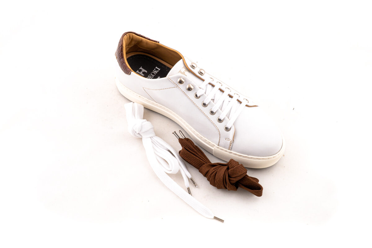 white/cocco low top with shoe strings